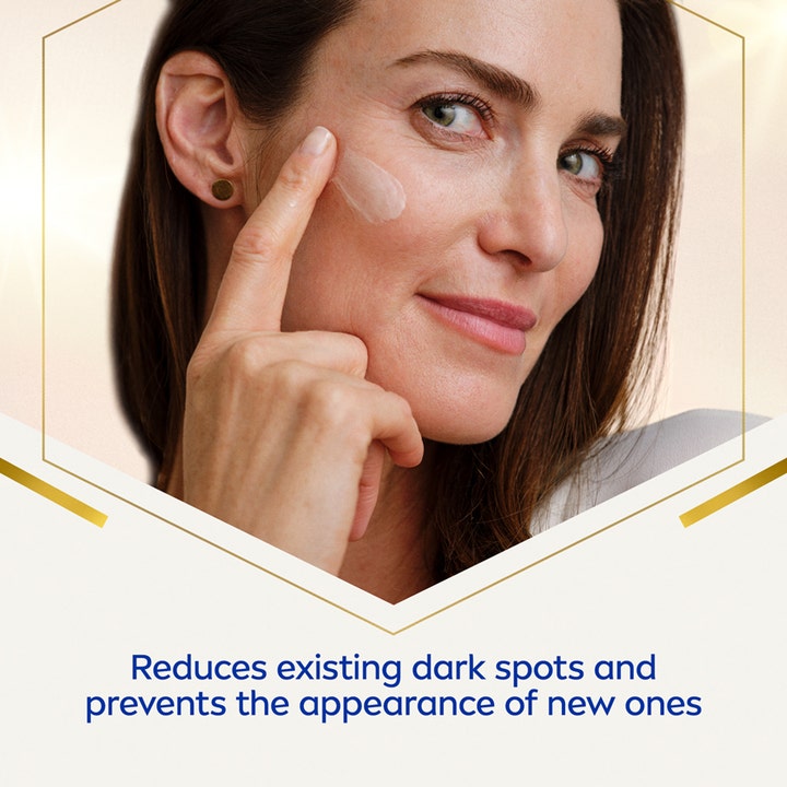 NIVEA Luminous630 Anti Dark-Spot Serum 30 ml seerumi vähentää pigmenttimuutoksia nainen levittää voidetta iholleen.