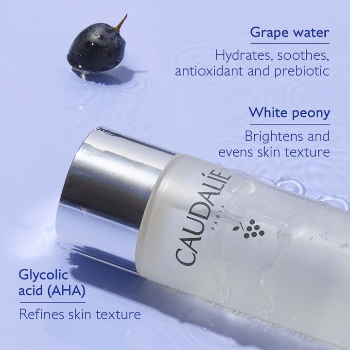 Caudalie Vinoperfect Essence 100 ml kirkastava kasvovesi huurteisessa lasipullossa vesipinnalla.