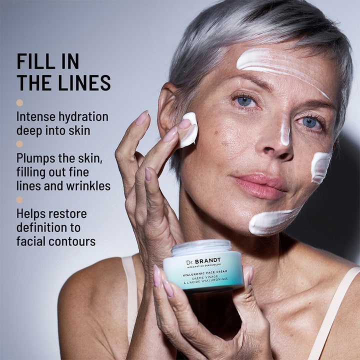 Dr Brandt Hyaluronic Face Cream 50 g täyteläistävä kasvovoide nainen levittämässä voidetta kasvoilleen