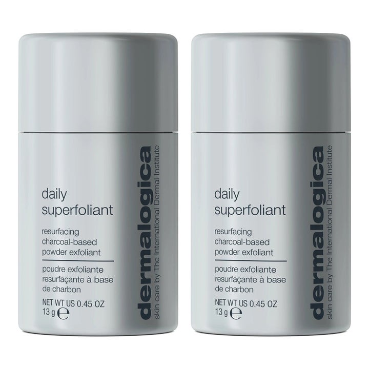 Dermalogica Daily Superfoliant 13 g kuorintajauhe syväpuhdistaa kasvot kahdessa harmaassa muovipullossa.