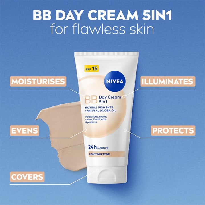 Nivea BB Tinted Moisturiser 50 ml sävyttävä päivävoide SPF 15 ja tuotteen koostumus sinisellä taustalla