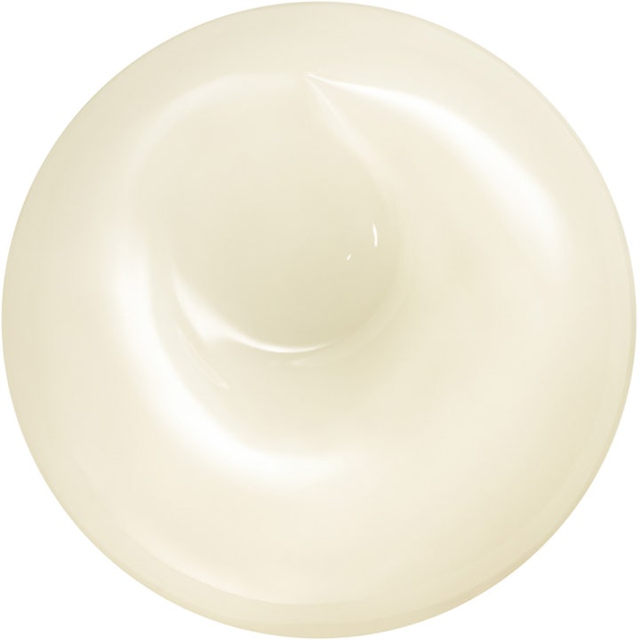 Shiseido Men Total Revitalizer Cream 30 ml elvyttävä kasvovoide, jonka vaaleanbeige koostumus on täyteläinen ja sileä.