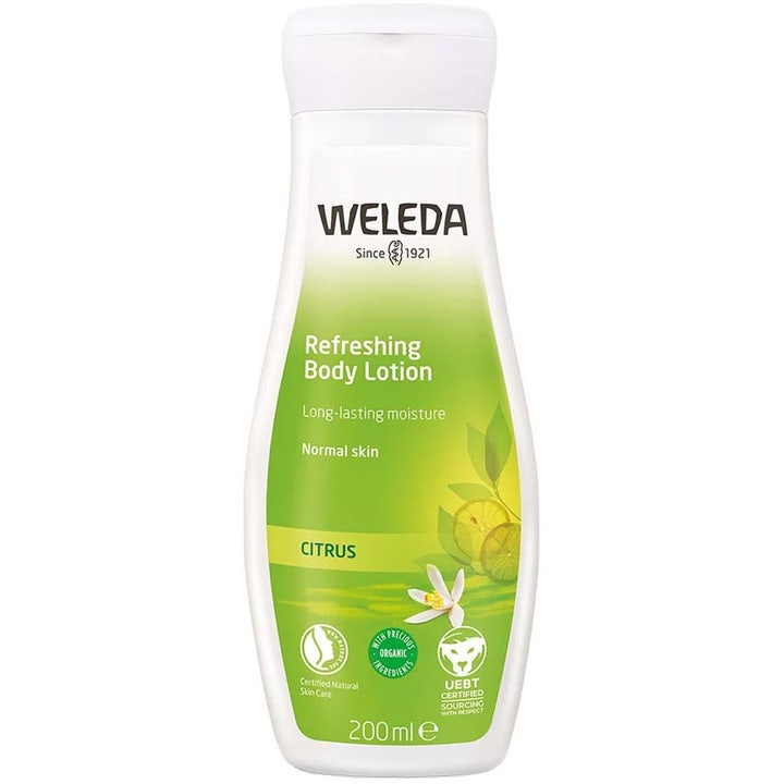 Weleda Refreshing Body Lotion 200 ml kosteuttava vartalovoide joka virkistää ihoa valkoisessa sitruskuvioisessa pullossa