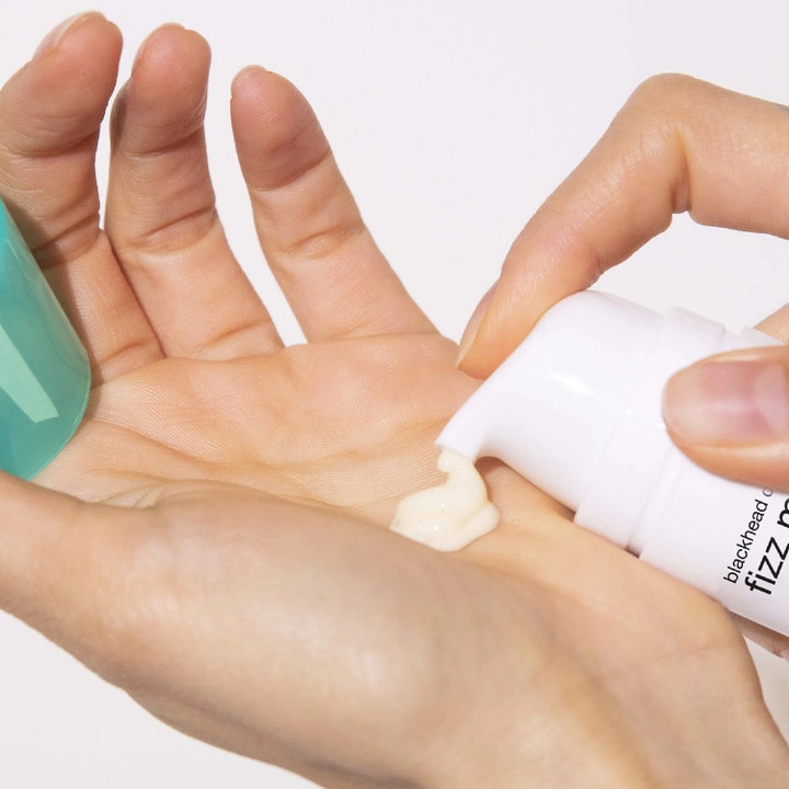 Dermalogica Clear Start Blackhead Clearing Fizz Mask 50 ml puhdistava kasvonaamio levitettynä kämmenelle.