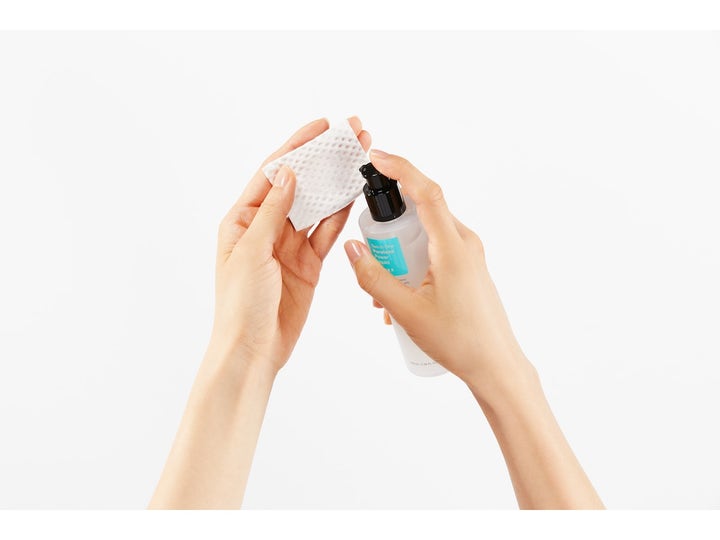 COSRX Two In One Poreless Power Liquid 100 ml kasvovesi supistaa ihohuokosia pumpulilapun avulla annosteltuna.