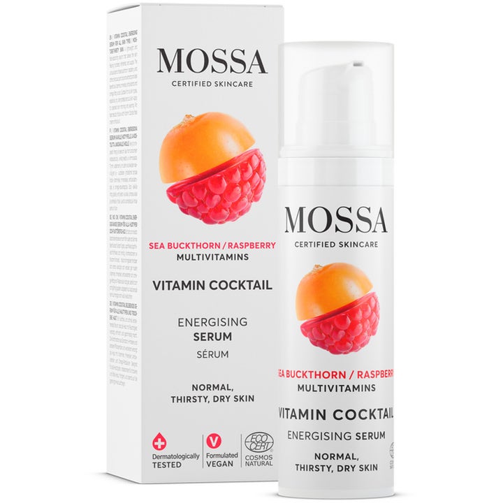 Mossa Vitamin Cocktail Energising Serum 30 ml heleyttävä kasvoseerumi valkoisessa pumppupullossa ja marjakuvioidussa rasiassa.