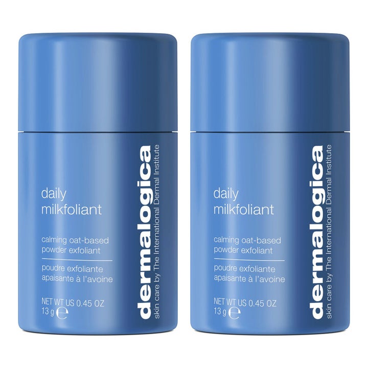 Dermalogica Daily Milkfoliant 13 g rauhoittava kuorintajauhe kahdessa sinisessä muovipullossa.