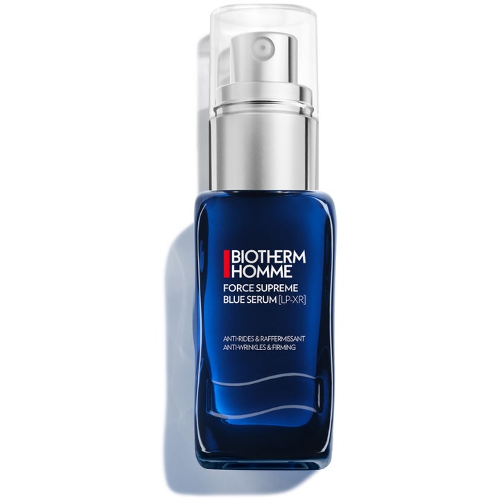 Biotherm Homme Force Supreme Blue Serum kiinteyttävä seerumi syvänsinisessä lasipullossa hopeisella pumpulla.