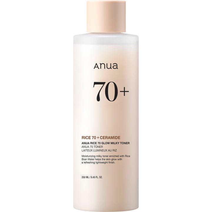 Anua Rice 70 Glow Milky Toner 250 ml hehkua antava kasvovesi vaaleassa pullossa maitomaisella koostumuksella.