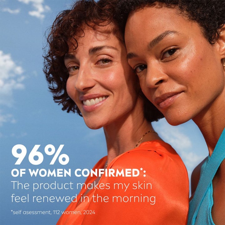 NIVEA Q10 Power Replenishing Night Cream 50 ml uudistava yövoide ja kaksi naista sekä teksti 96 % naisista koki ihon uudistuneen.