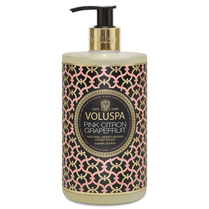 Voluspa Pink Citron Grapefruit 450 ml kosteuttava käsisaippua vaaleanpunaisessa pullossa, jossa on musta pumppu.