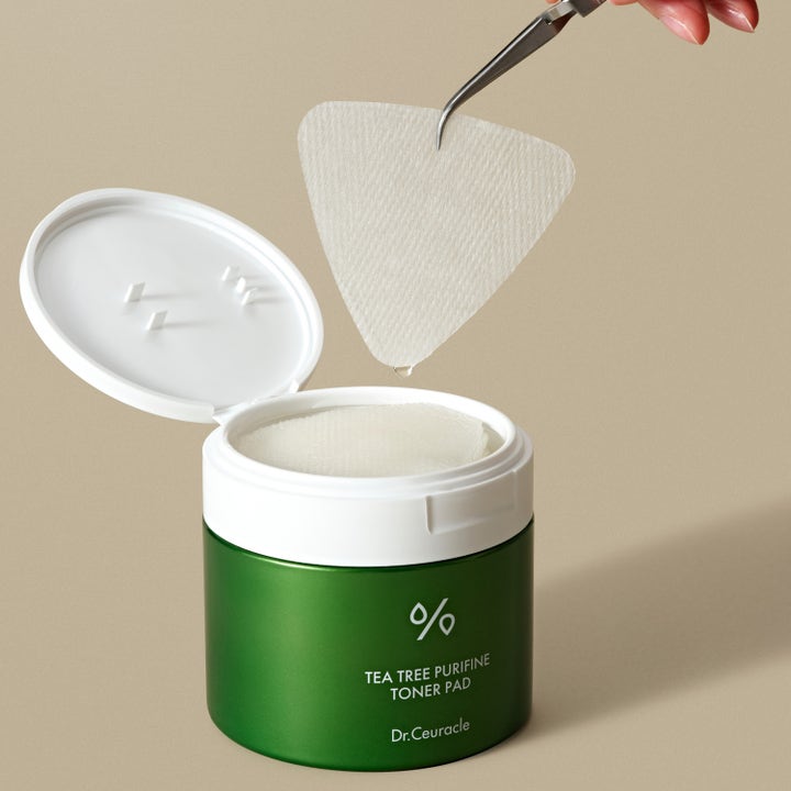 Dr. Ceuracle Tea Tree Purifine Toner Pad 160 ml rauhoittava kasvovesi ja pinseteillä nostettu hoitolappu.