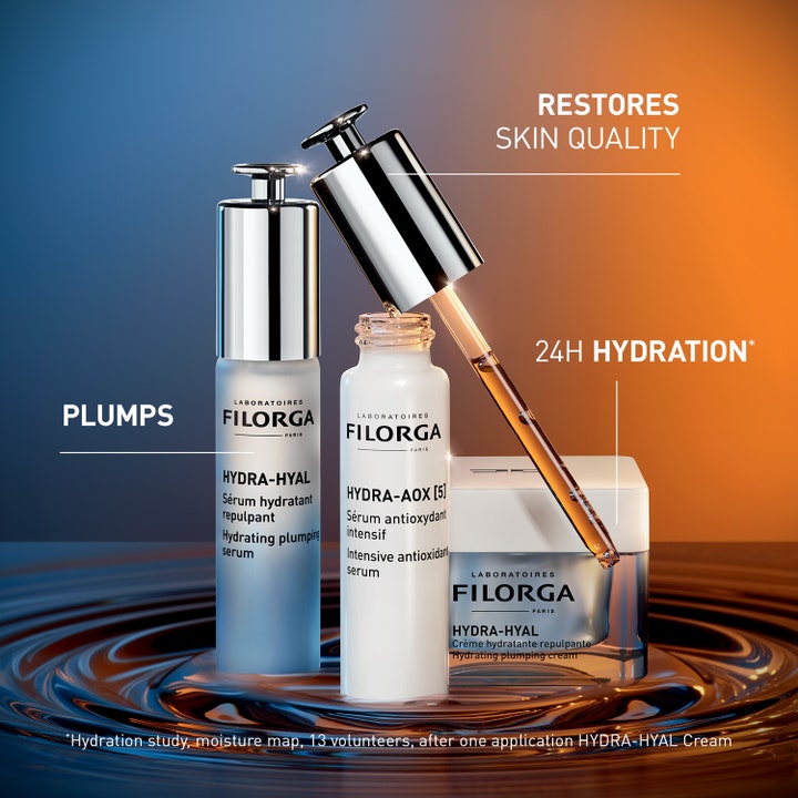 Filorga Hydra Duo Kit 60 ml täyteläistävä ja kosteuttava seerumi sekä voide hopeisissa pakkauksissa veden päällä.