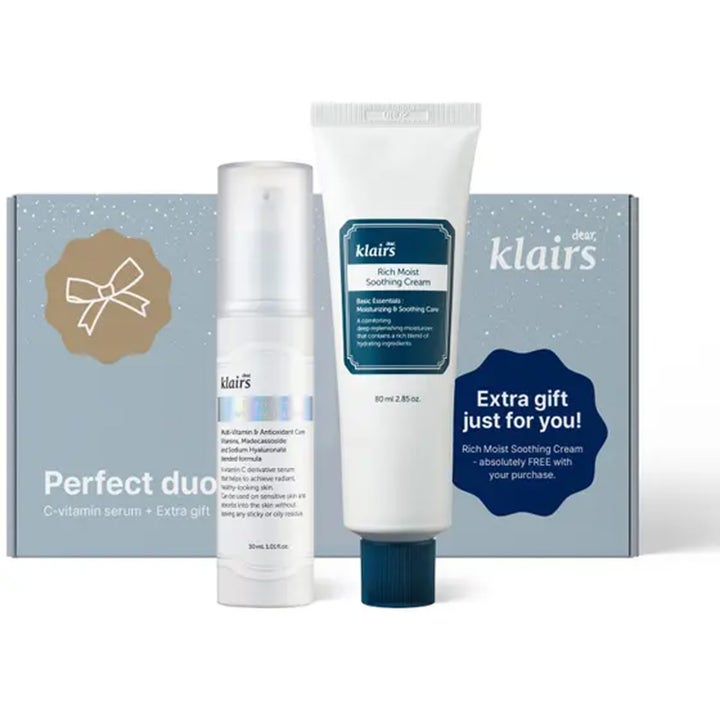 Klairs Perfect Duo 35ml ja 80ml heleyttävä ihonhoitosetti valkoisessa pumppupullossa ja tuubissa lahjapakkauksen edessä.