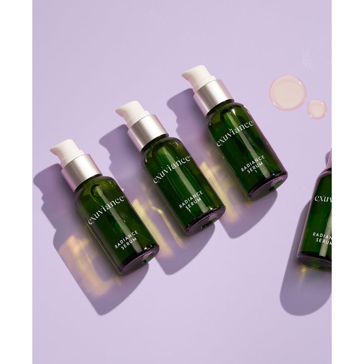 Exuviance Radiance Serum 30 ml kirkastava seerumi vihreissä lasipulloissa vaaleanpunaisilla seerumitipoilla