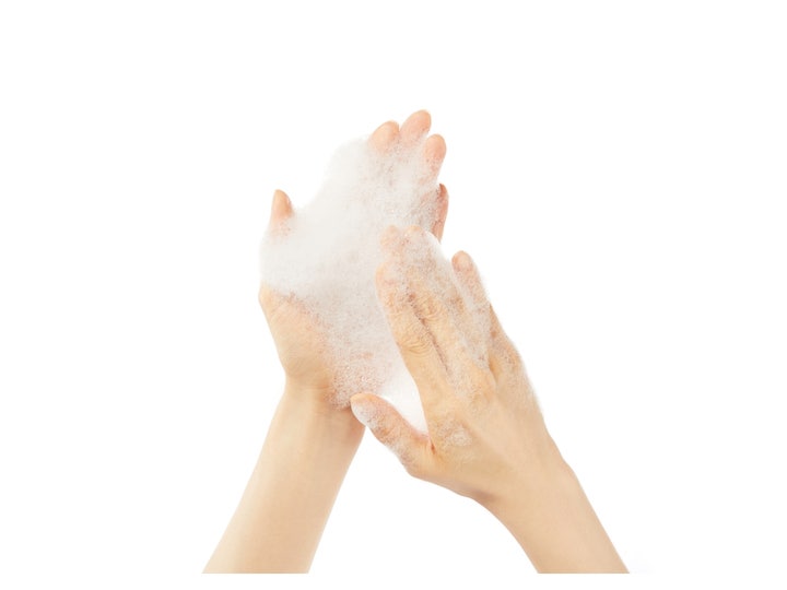 COSRX Low pH Good Morning Gel Cleanser 150 ml puhdistusgeeli muodostaa käsissä pehmeän valkoisen vaahdon.
