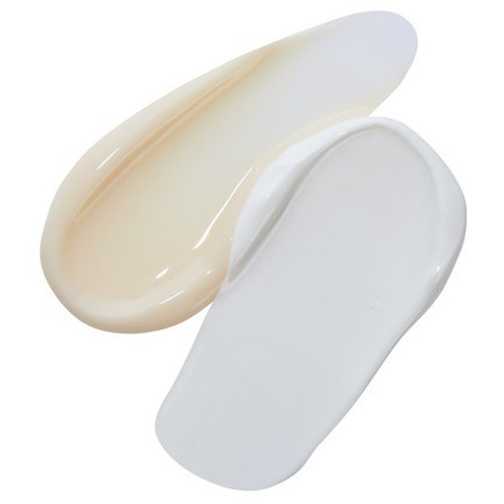 No7 Pure Retinol Triple Action Day Cream 2 x 50 ml silottava päivävoide ja kaksi voidemaista koostumusnäytettä