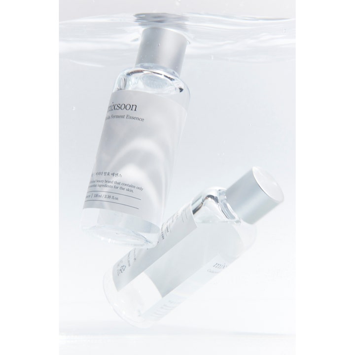 Mixsoon Bifida Ferment Essence 100 ml vahvistava seerumi kirkkaissa pulloissa veden alla.