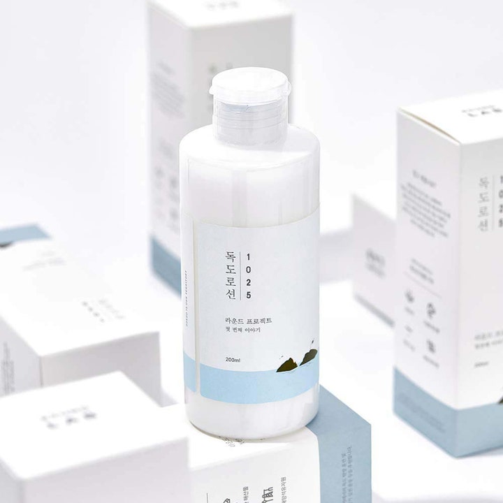 Round Lab 1025 Dokdo Lotion 200 ml kosteuttava vartalovoide valkoisessa pullossa useiden pakkausten keskellä