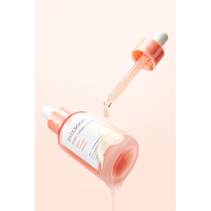 Mixsoon PDRN Collagen Serum 30 ml kiinteyttävä kasvoseerumi persikkaisessa lasipullossa ja pipetistä tippuva koostumus.