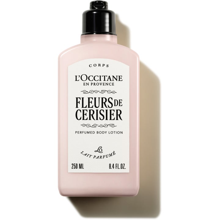 L'Occitane Fleurs de Cerisier 250 ml kosteuttava vartalovoide vaaleanpunaisessa pullossa jossa on musta pumppu