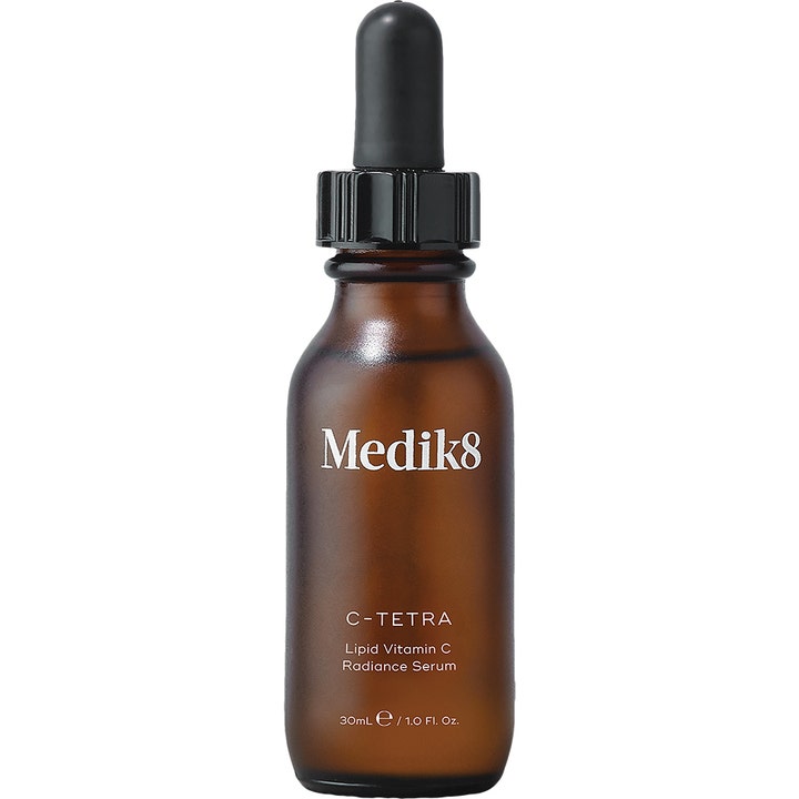 Medik8 C-Tetra 30 ml heleyttävä C-vitamiiniseerumi ruskeassa huurretussa lasipullossa, jossa on musta pipetti.