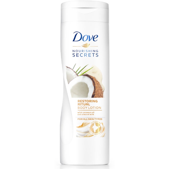 Dove Restoring Ritual 400 ml vartalovoide kosteuttaa ihoa kookosöljyä sisältävässä valkoisessa pullossa.
