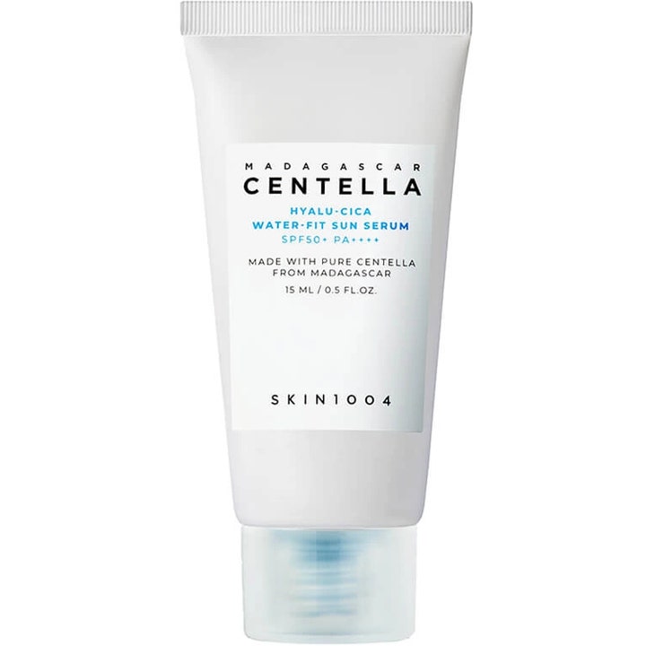 Skin1004 Madagascar Centella Hyalu-Cica Water-Fit Sun Serum 15 ml kosteuttava aurinkoseerumi valkoisessa tuubissa.