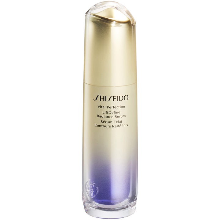 Shiseido Vital Perfection LiftDefine Radiance Serum 40 ml kiinteyttävä seerumi kultaisessa ja liilassa pumppupullossa