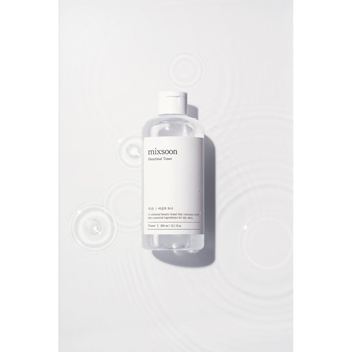 Mixsoon Heartleaf Toner 300 ml rauhoittava kasvovesi kirkkaassa muovipullossa vesiväreilyjen keskellä