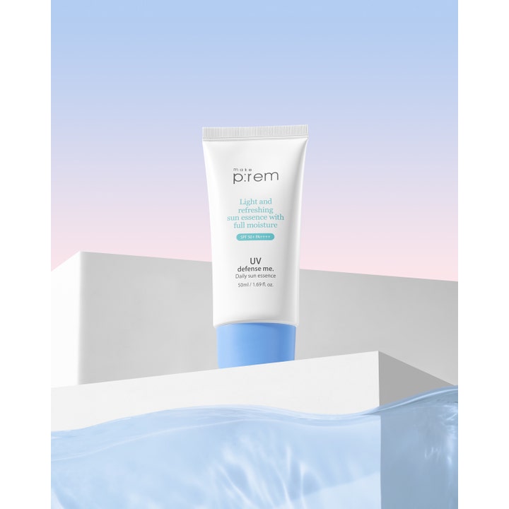 Make Prem UV Defense Me Daily Sun Essence 50 ml kosteuttava aurinkovoide SPF 50+ valkoisessa tuubissa veden äärellä