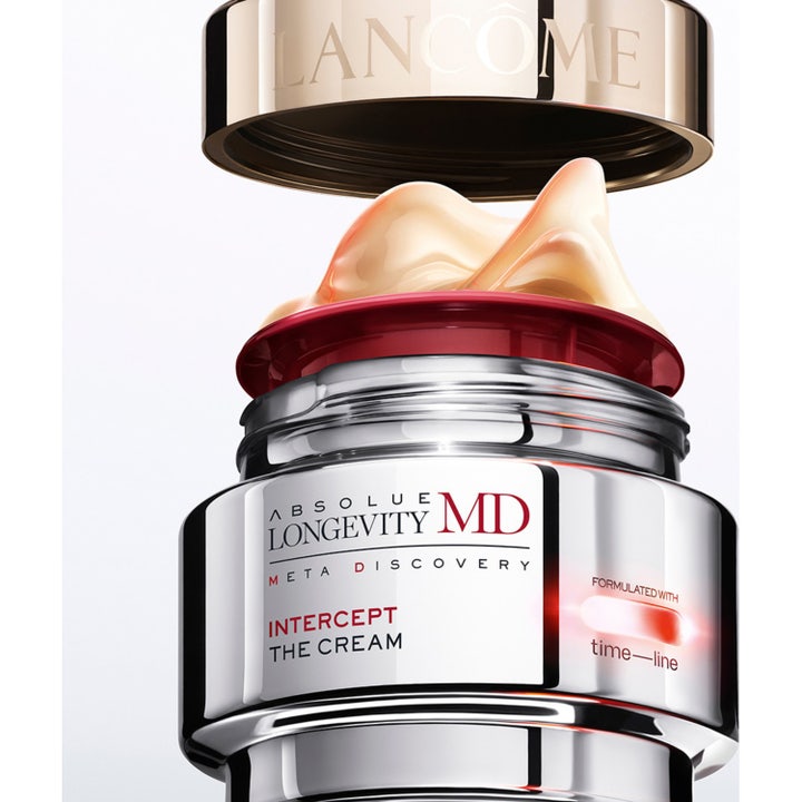 Lancôme Absolue Longevity MD Intercept The Cream 50 ml elvyttävä voide hopeisessa purkissa, jossa on punainen täyttöosa.