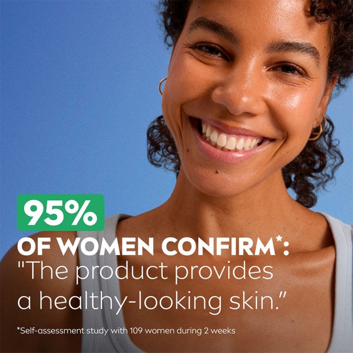 NIVEA Mattifying Day Cream 50 ml päivävoide hymyilevällä naisella, 95 % vahvistaa terveen näköisen ihon.