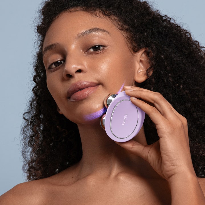 FOREO BEAR 2 Lavender 1 kpl mikrovirtalaite kiinteyttää kasvoja nainen käyttää lilaa laitetta leualla.