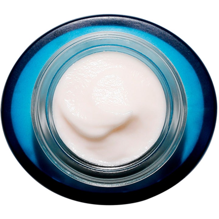 Clarins Hydra-Essentiel Night Care 50 ml kosteuttava yövoide ja valkoinen täyteläinen koostumus sinisessä purkissa