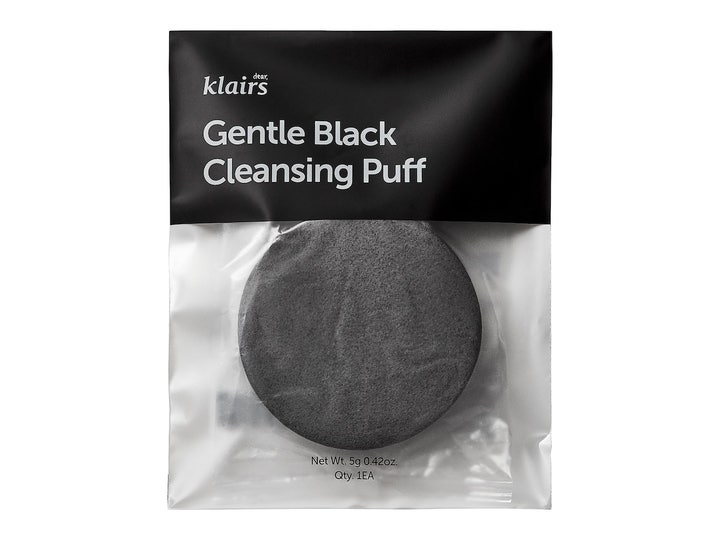 Klairs Gentle Black Cleansing Puff 1 kpl hellävarainen puhdistussieni on pyöreä ja harmaa kirkkaassa pakkauksessa.