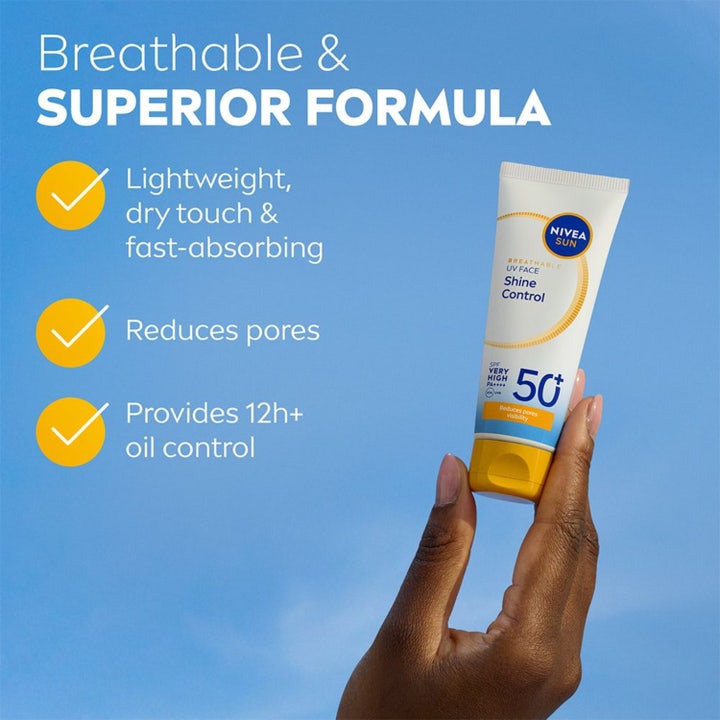 NIVEA UV Face Shine Control 40 ml mattaava aurinkovoide kasvoille SPF 50+ tuubi kädessä taivasta vasten.