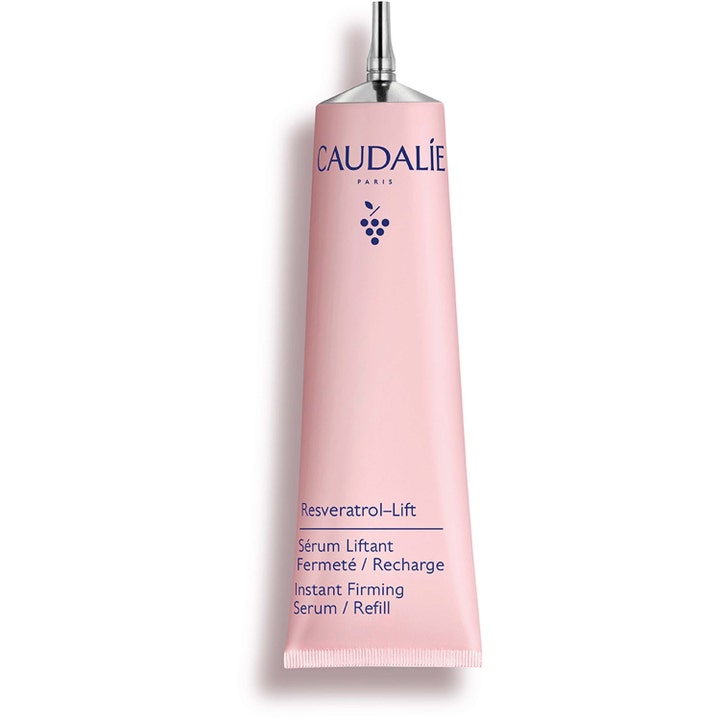 Caudalie Resveratrol-Lift Instant Firming Serum kiinteyttävä seerumi vaaleanpunaisessa täyttötuubissa.