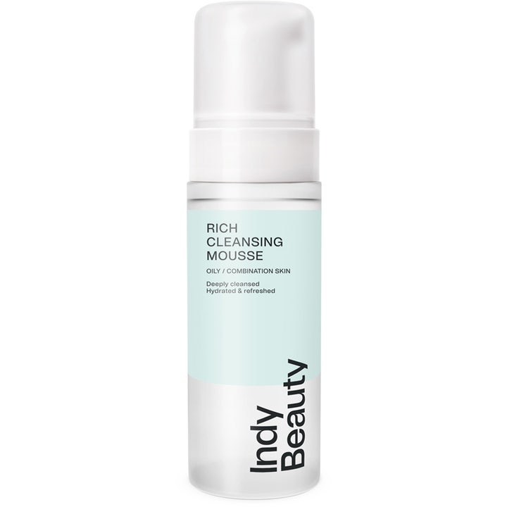 Indy Beauty Rich Cleansing Mousse syväpuhdistava puhdistusvaahto valkoisessa pumppupullossa raikastaa ihoa.