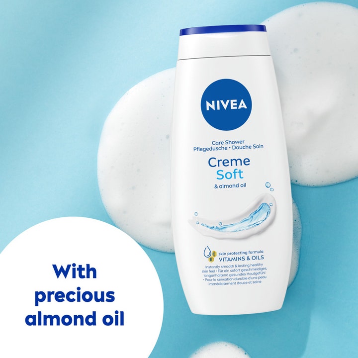 Nivea Creme Soft 250 ml kosteuttava suihkugeeli manteliöljyllä valkoisessa pullossa pehmeän vaahdon keskellä