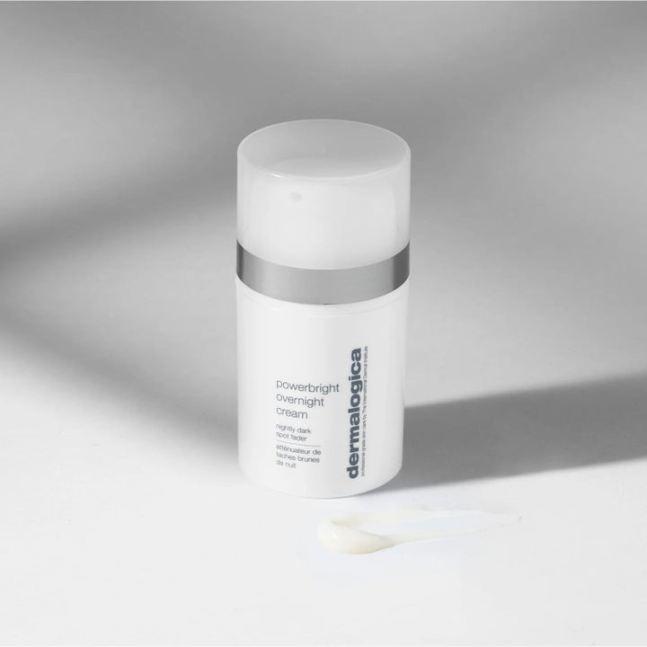 Dermalogica Powerbright Overnight Cream kirkastava yövoide niasiiniamidilla valkoisessa pullossa ja voidemainen tekstuuri