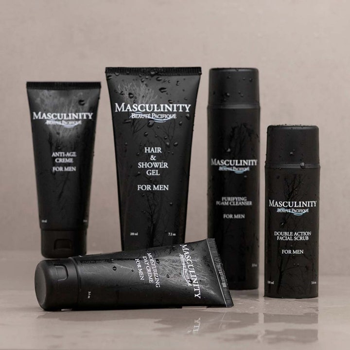 Beauté Pacifique Double Action Facial Scrub 100 ml syväpuhdistava kasvokuorinta mustassa pakkauksessa muiden tuotteiden kera.