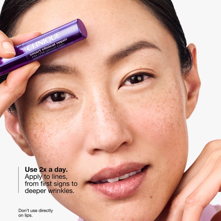 Clinique Smart Clinical Repair AM/PM Retinoid Balm 3 g retinolipuikko silottaa ryppyjä mallin kasvoilla.