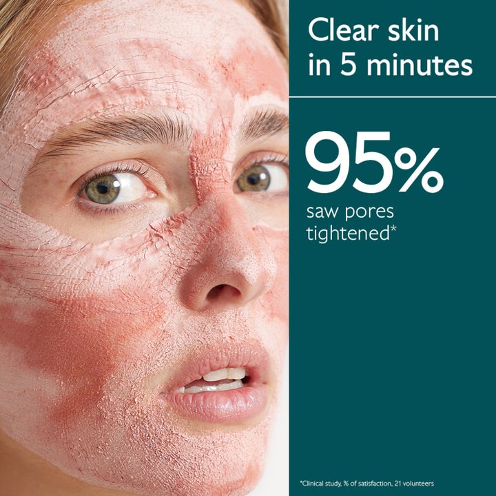 Caudalie Instant Detox Mask 75 ml puhdistava kasvonaamio levitettynä kasvoille supistamaan ihohuokosia.
