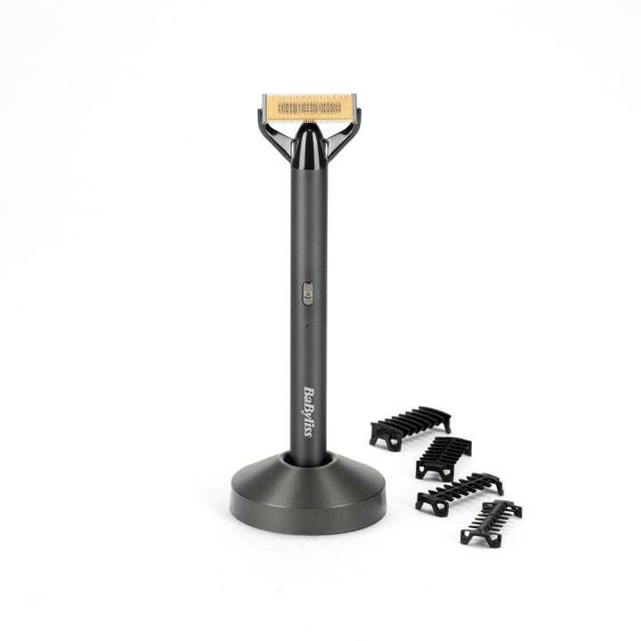 BaByliss Super-X Metal partatrimmeri lataustelineellä ja neljällä ohjauskammalla tarkkaan muotoiluun.