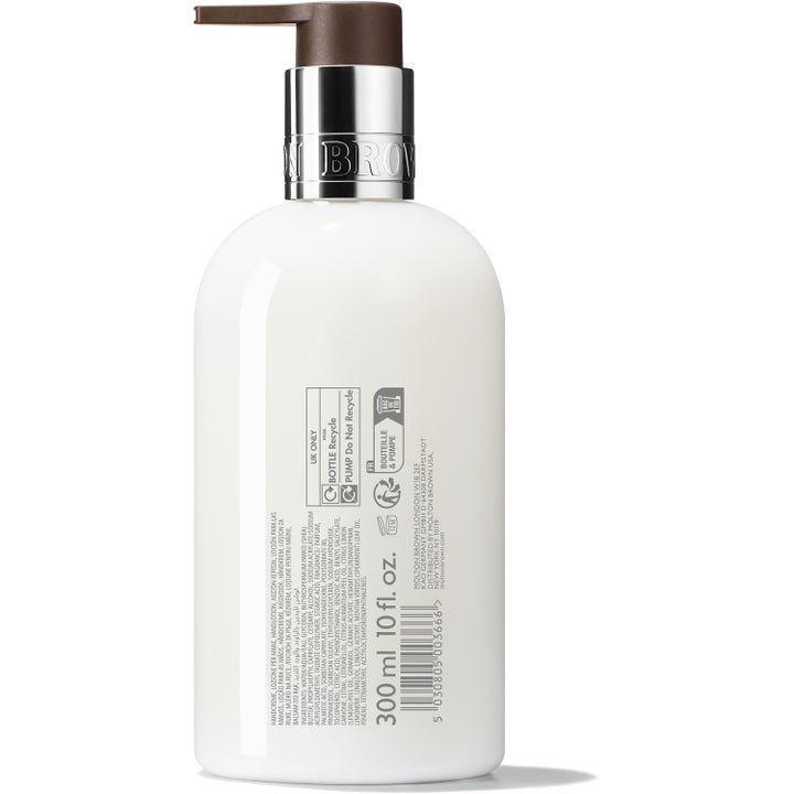 Molton Brown Delicious Rhubarb & Rose 300 ml kosteuttava käsivoide valkoisessa pumppupullossa.