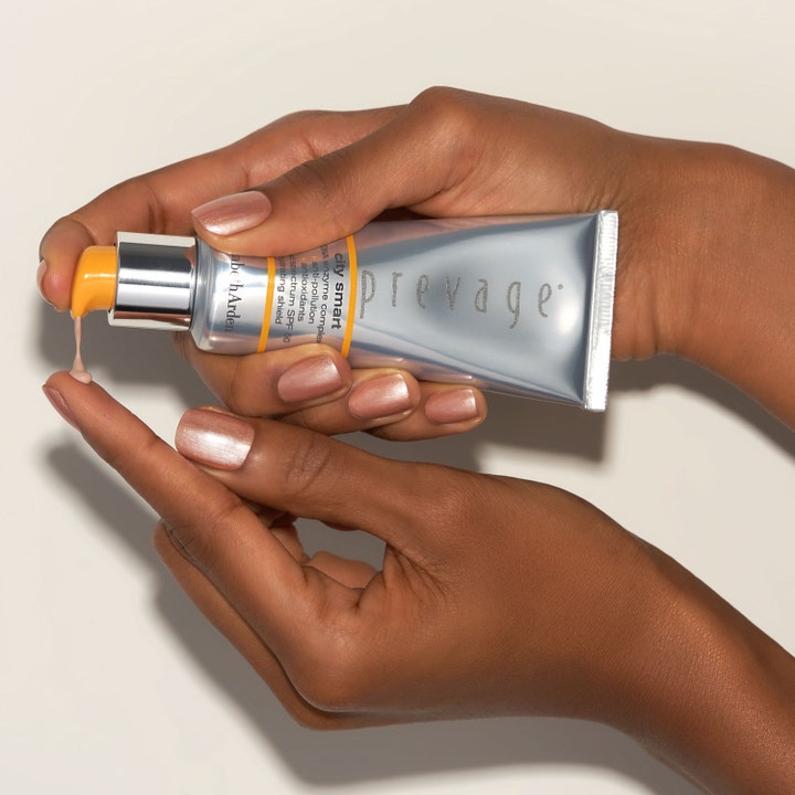 Elizabeth Arden Prevage City Smart SPF50 40 ml kosteuttava aurinkovoide kasvoille hopeisessa tuubissa.