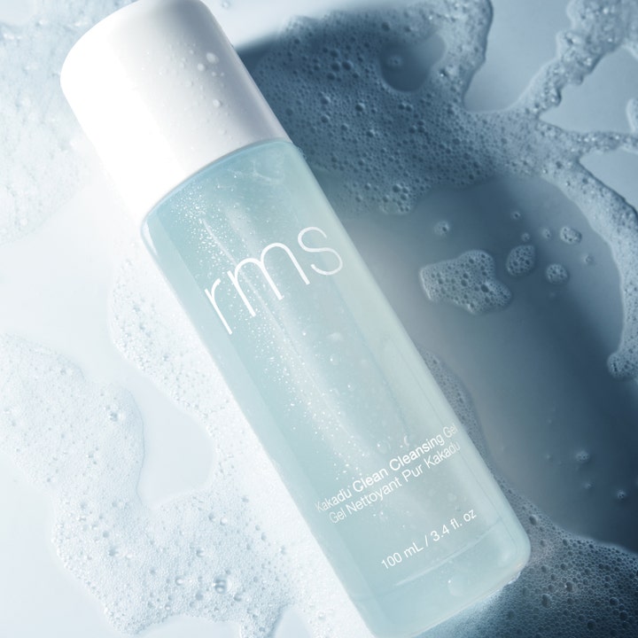 RMS Beauty Kakadu Clean Cleansing Gel 100 ml kirkastava puhdistusgeeli vaaleansinisessä pullossa vaahdon keskellä.