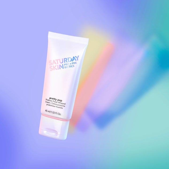 Saturday Skin Pretty Pop Probiotic Power Whipped Cream 45 ml kosteuttava kasvovoide valkoisessa tuubissa värikkäällä taustalla.