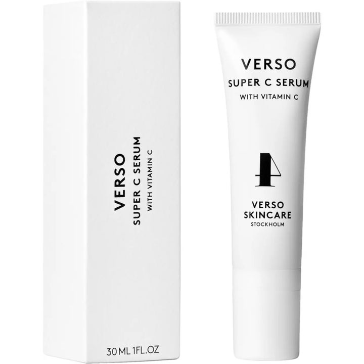 Verso Super C Serum 30 ml kirkastava kasvoseerumi C-vitamiinilla valkoisessa tuubissa ja pakkauksessa.